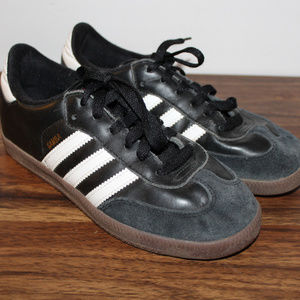 Youth Adidas classic sneakers